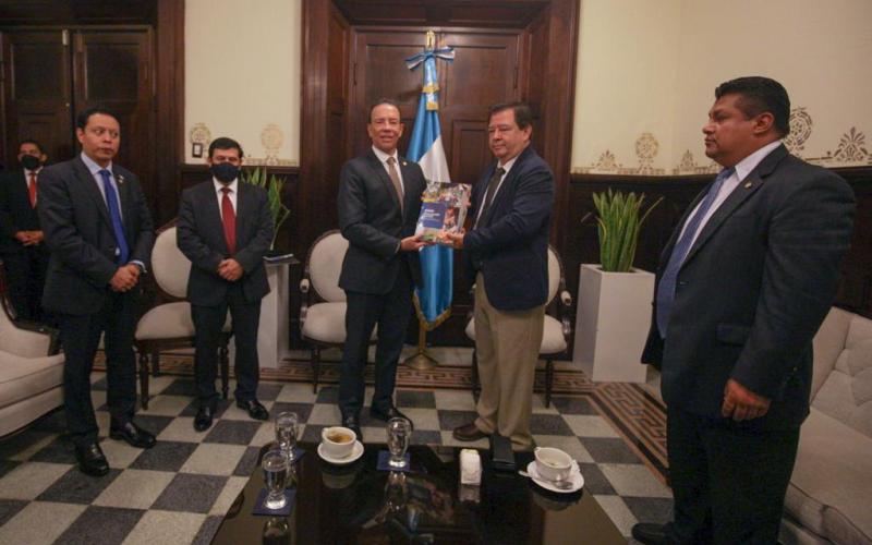 El ministro de Finanzas Públicas, Alvaro González Ricci, hizo entrega al Congreso de la República el Proyecto de Presupuesto de Ingresos y Egresos del Estado 2023