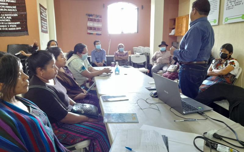 Personas sentadas al rededor de una mesa, realizando planificación