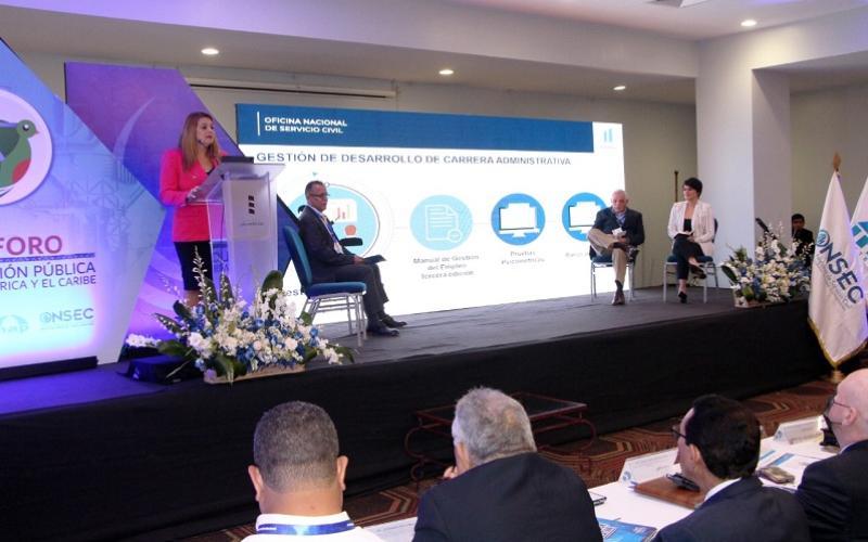 La Directora expuso en uno de los paneles del foro