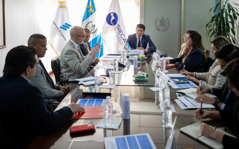 El Ministro de Economía Dr.  Janio Rosales (en la cabecera de la mesa) presidió la reunión.