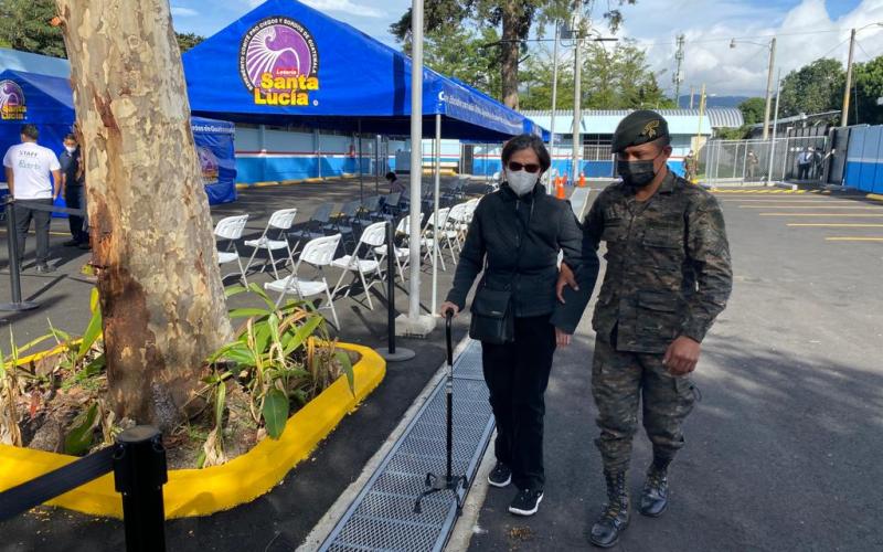 Ejército de Guatemala emprende acciones orientadas a la prevención de afecciones visuales y auditivas.