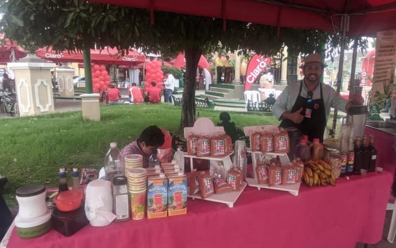 Productor muestra su producto en la feria del mani en Chiquimula