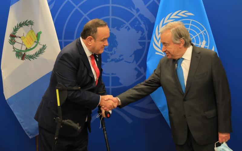 Presidente de Guatemala Dr. Alejandro Giammattei diáloga con Antonio Guterres Secretario General de la ONU