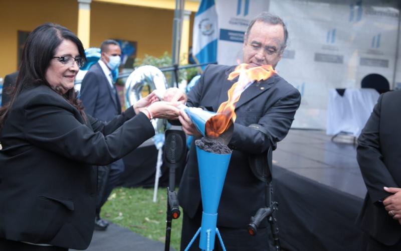 Presidente Alejandro Giammattei y Ministra Claudia Ruíz encienden el Fuego Patrio 