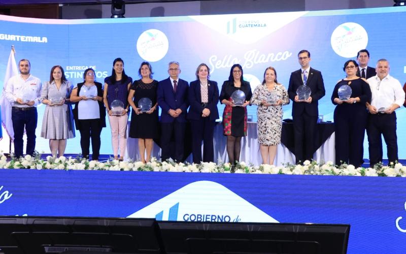 Gobierno entrega distintivos “Sello Blanco” a pequeños y medianos productores