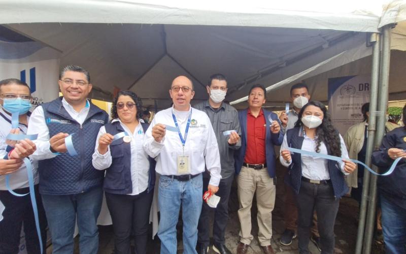 personas posando para foto en programa de formalización de empresas en Huehuetenango