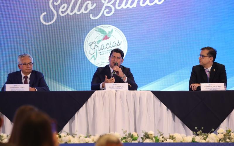 El ministro de economía, Dr. Janio Rosales (centro) presidió el evento.