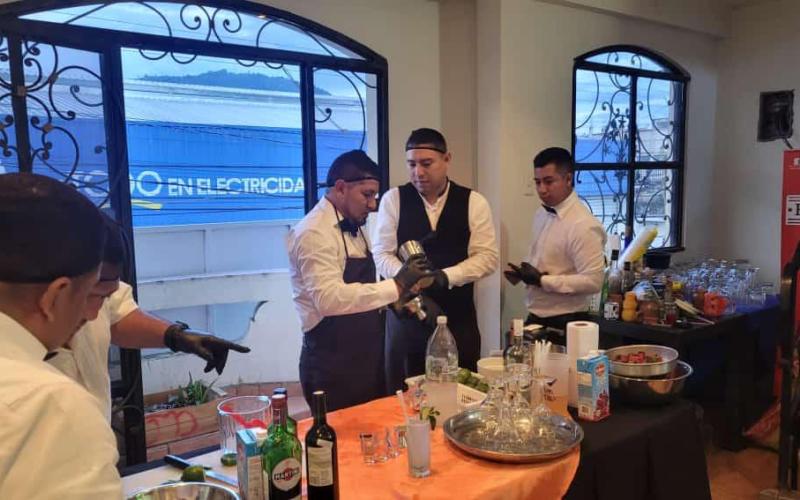 Fotografía aparecen algunas personas recibiendo capacitación en bebidas