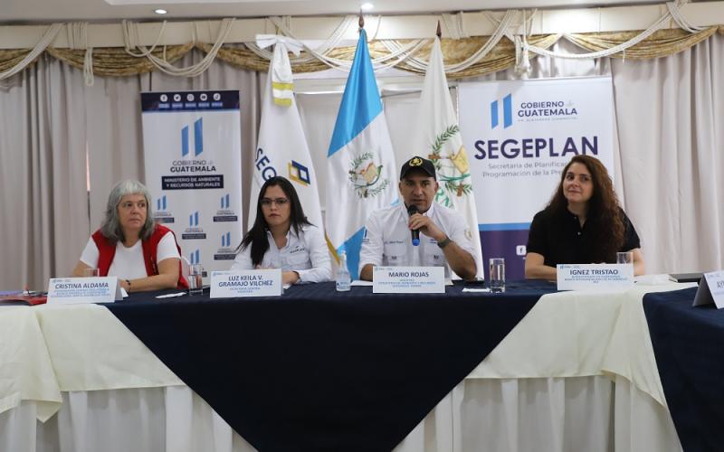 Ministro Mario Rojas Espino dirige diálogo de alto nivel en Petén