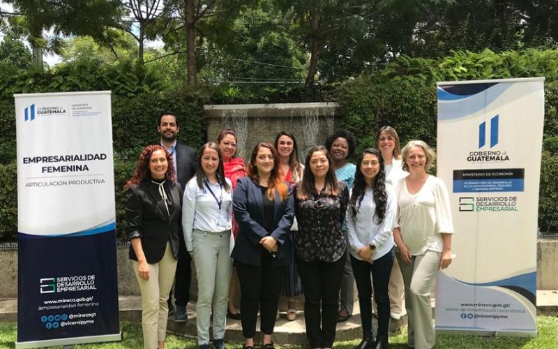 Varias personas posan para fotografía en locación exterior