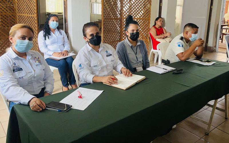 Personal de Mides en reunión de Planea