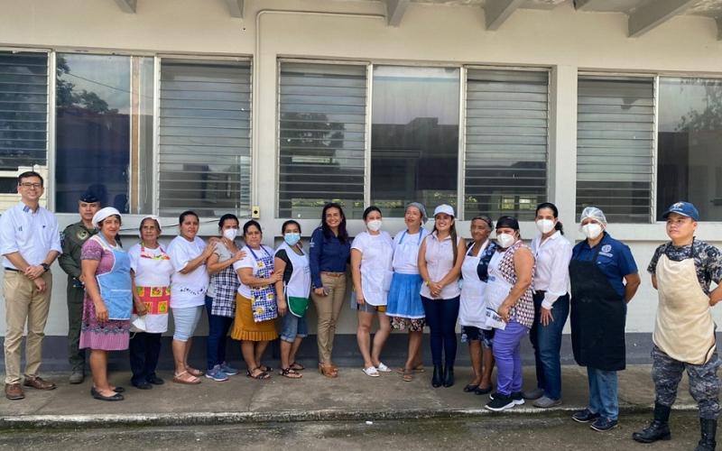 Viceministro de la Mipyme posa en una fotografía con beneficiarios del curso para mujeres