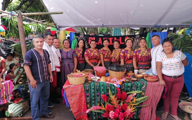Posan para foto con productos artesanales