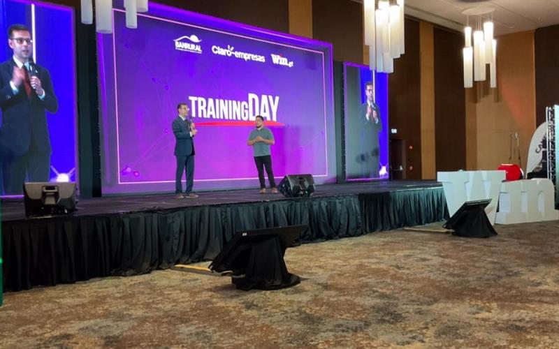 El viceministro de Desarrollo de la Mipyme, Fernando Escalante, participó en la inauguración del evento, en representación del ministro de Economía, Dr. Janio Rosales.