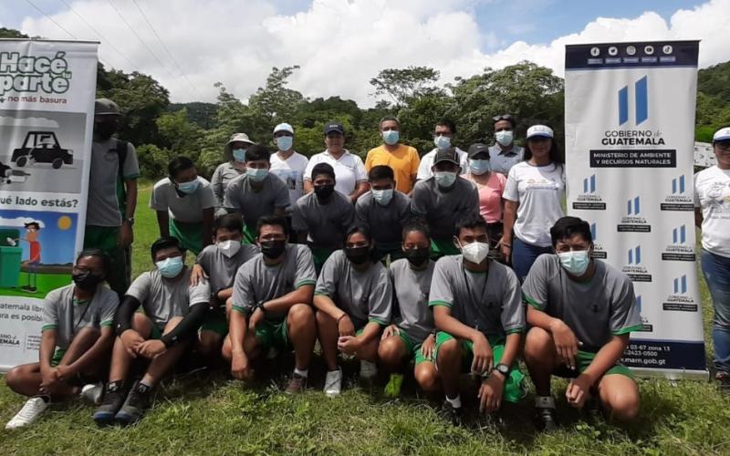 Escolares de Petén plantan árboles para mejorar el medioambiente