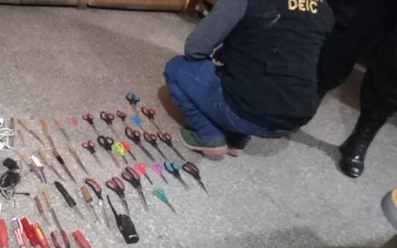 Localizan radios transmisores y objetos punzocortantes en requisa