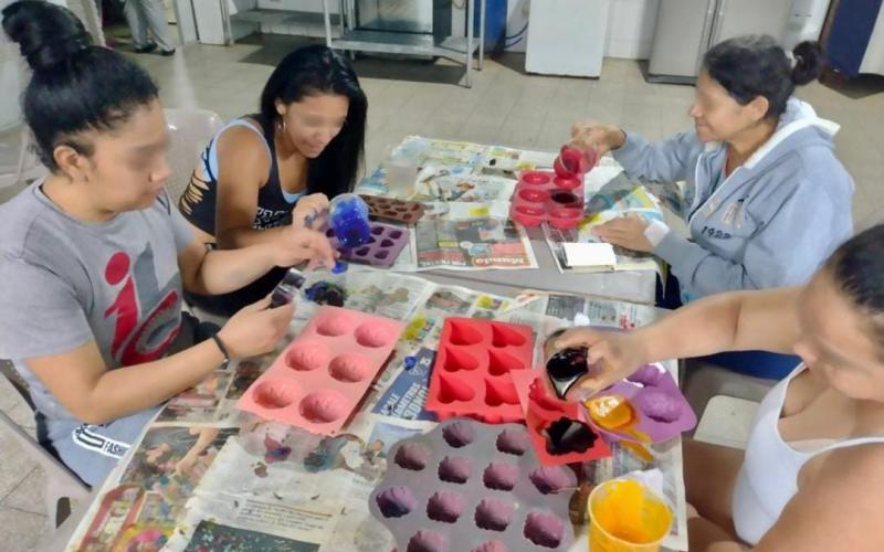 Inicia taller de elaboración de velas aromáticas en centro carcelario