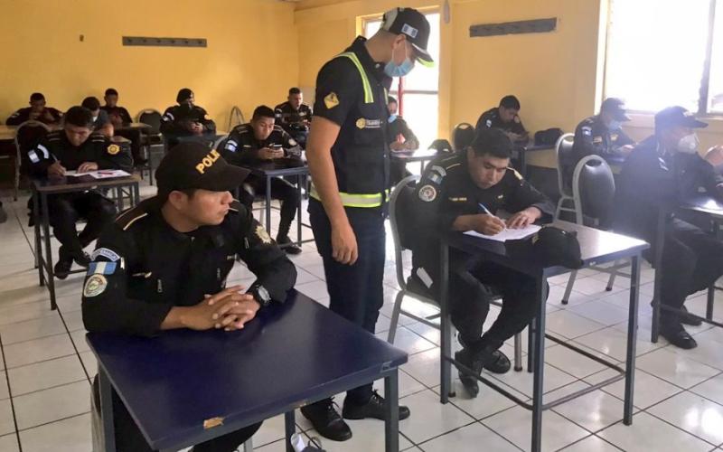 Tránsito evalúa a agentes para obtener licencia de conducir tipo M