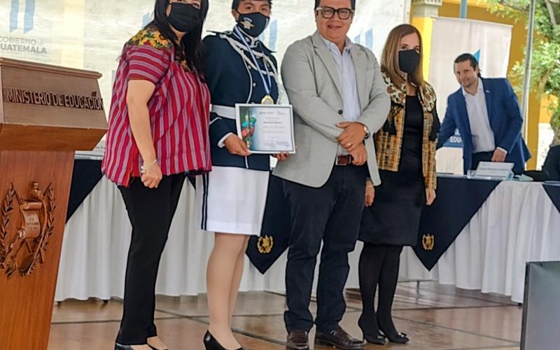 Alumnos Destacados de los Centros Educativos Cívico-Militares son Condecorados