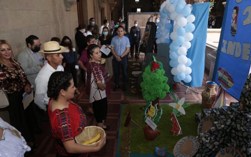 Altares Cívicos engalanan pasillos del Mingob