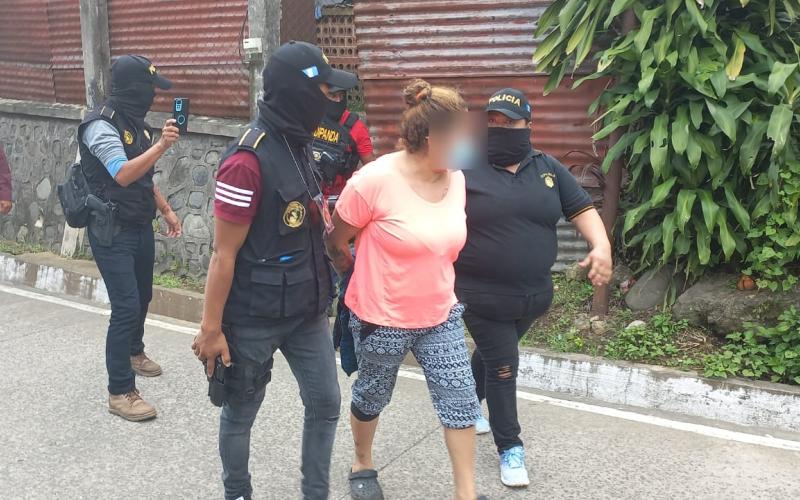 Detienen a mujer cobrando presunta extorsión