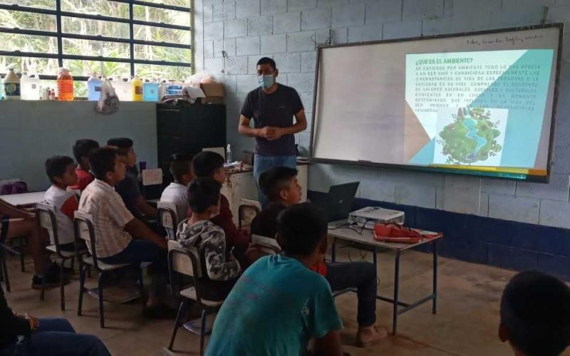 Niños de Alta Verapaz aprenden sobre la aplicación del Reglamento 164-2021