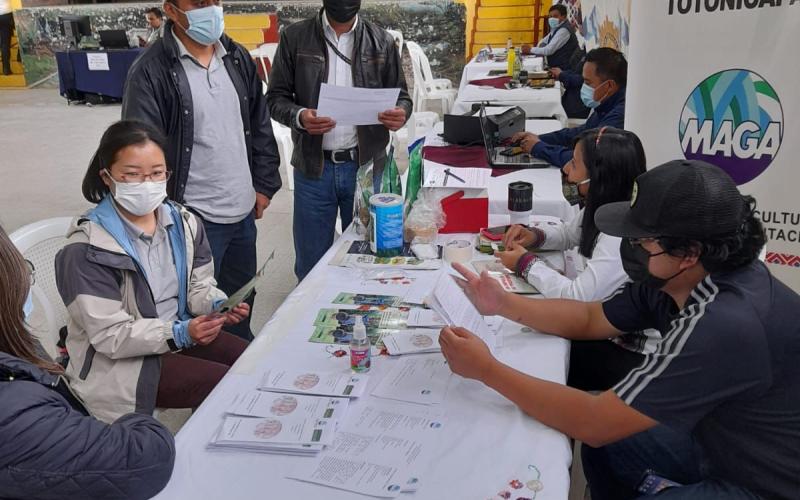 Población de Momostenango se beneficia con Jornada Móvil