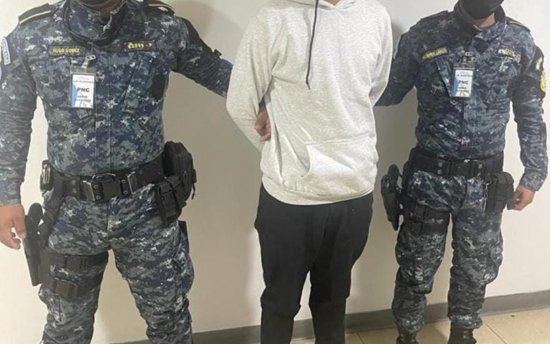 Dipafront y SGAIA capturan a dos personas en el aeropuerto por distintos delitos