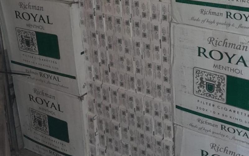 Localizan miles de cigarrillos en compartimiento oculto dentro de camión