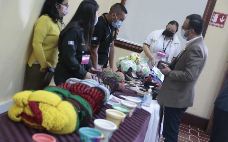 Bazares promueven productos elaborados por privados de libertad