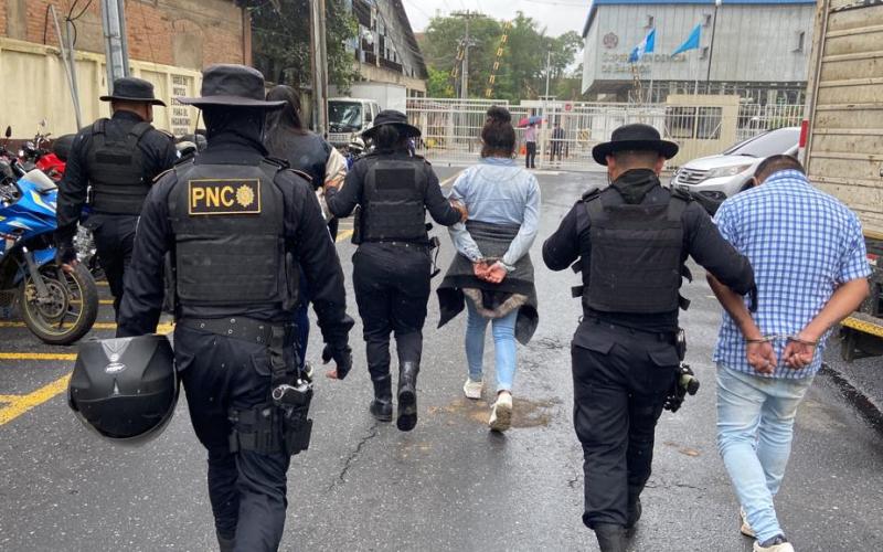 Presuntos asaltantes capturados en bus de transporte colectivo