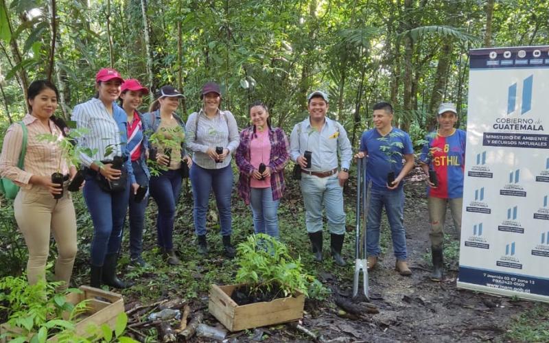 Universitarios se unen al MARN para reforestar parques naturales en Petén
