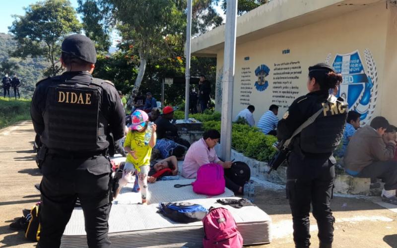Unidades policiales interceptan caravana de migrantes