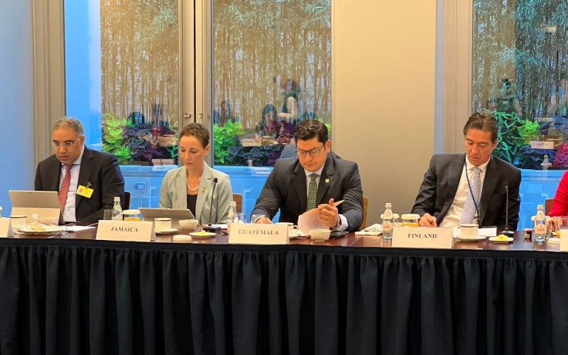 El  ministro de Economía, Dr. Janio Rosales (tercero de Iz. a Der.), durante su reunión .