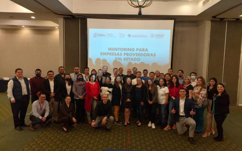 foto de grupo recibiendo reconocimiento