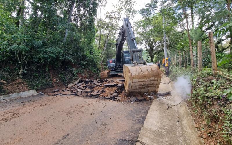 Ejército de Guatemala y otras instituciones despejan carretera afectada por derrumbe en el Departamento de Zacapa.