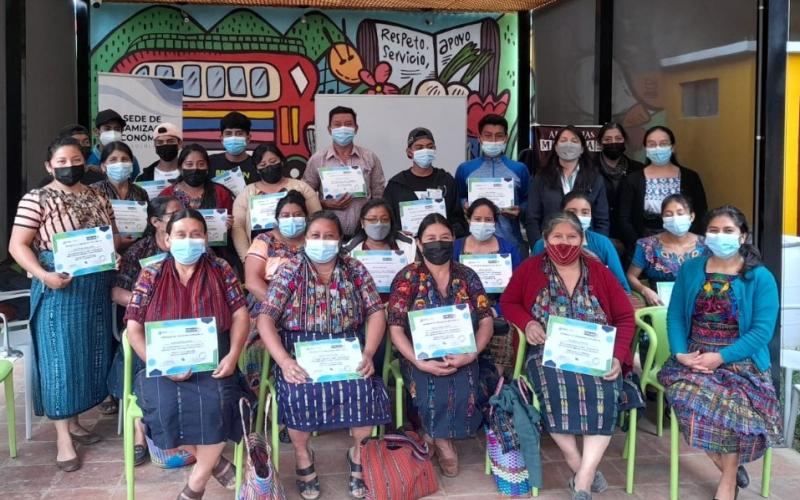 Mujeres con trajes indígenas reciben capacitación