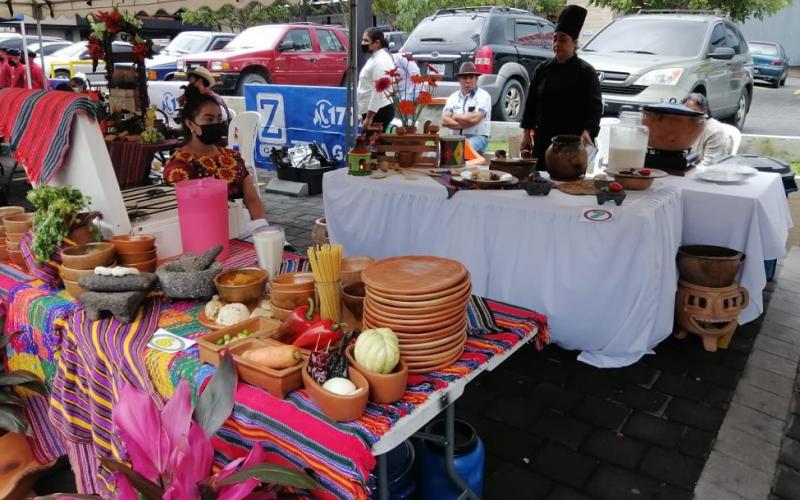 Foto de muestra de platillos típicos en el festival del pepián en Chimaltenango