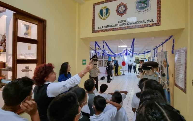 Museo de PNC recibe la visita de alumnos escuintlecos