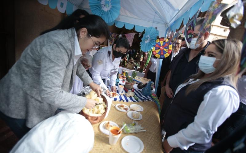 Autoridades y personal del Mingob rinden homenaje a Guatemala