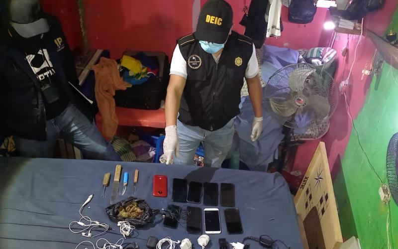 Incautan celulares y objetos punzocortantes en requisa