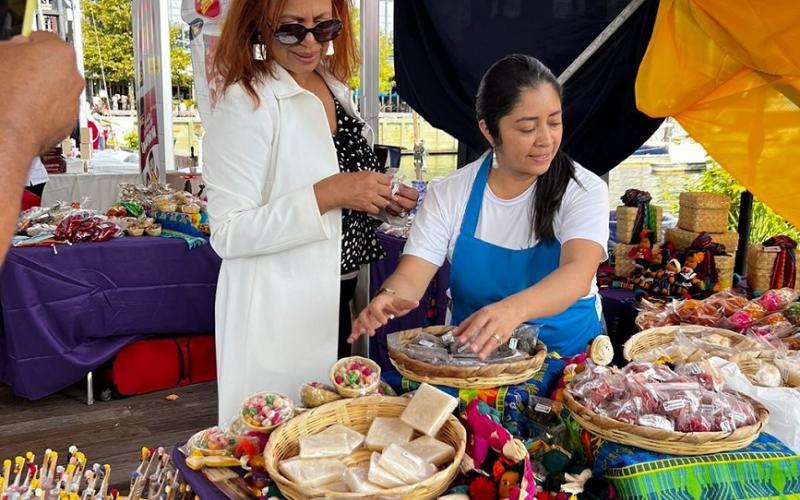 Foto de dos señoras en exposición de productos artesanales de Guatemala