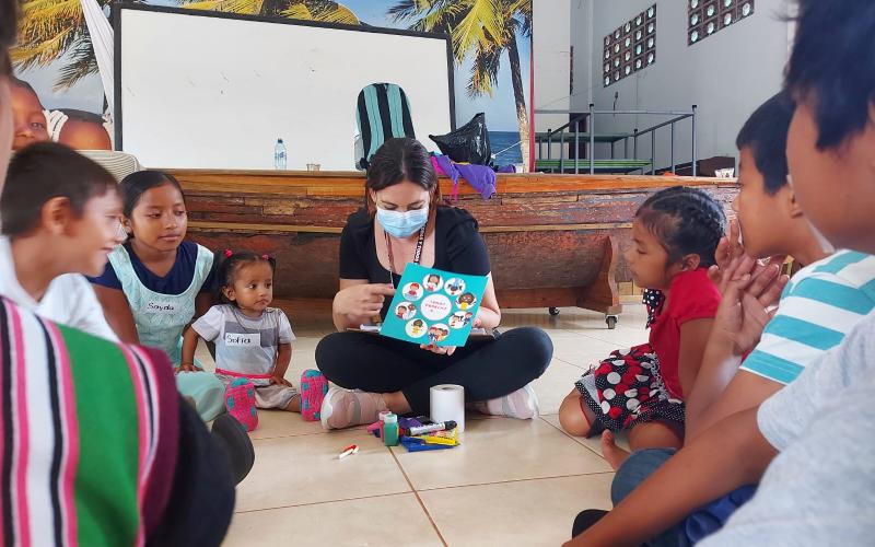 Los niños se entretienen con juegos lúdicos