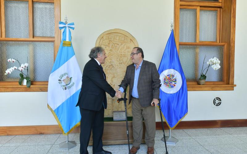 Saludo entre el presidente Giammattei y el secretario de la OEA
