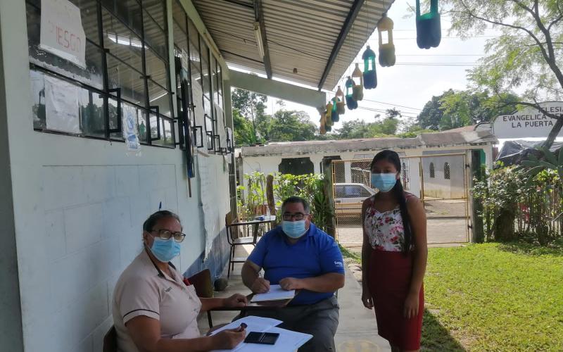 Personal de Mides atiende a usuaria de Beca Media