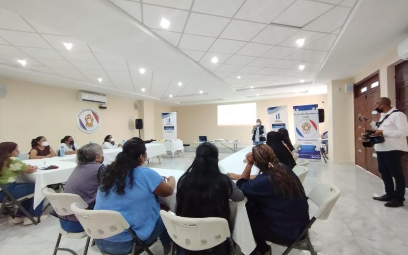 Foto de salón de usos multiples con personas recibiendo capacitación de emprendimiento