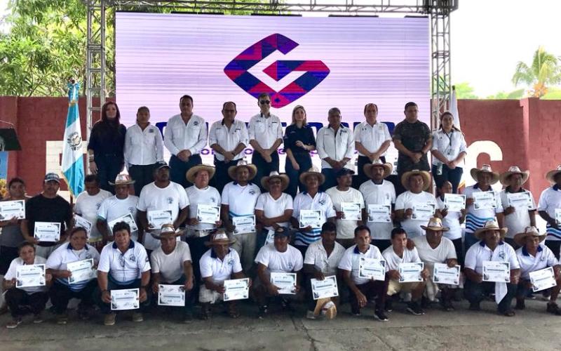 Fotografía de clausura del evento, donde se encuentran los viceministros de inversión y competencia, desarrollo de la mipyme y de asuntos registrales con asistentes al champerico fest
