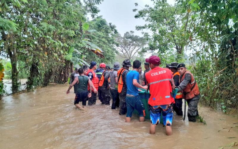 Séptima Brigada de Infantería asiste a pobladores de las Verapaces ante emergencias provocadas por depresión tropical “Julia”