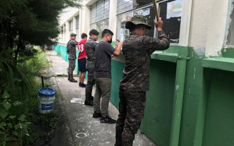 Ejército de Guatemala remoza Instituto Nacional de Educación Básica en la zona 17 capitalina