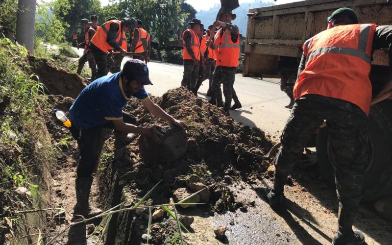Ejército de Guatemala apoya a la población a retomar sus actividades luego del paso de ciclón